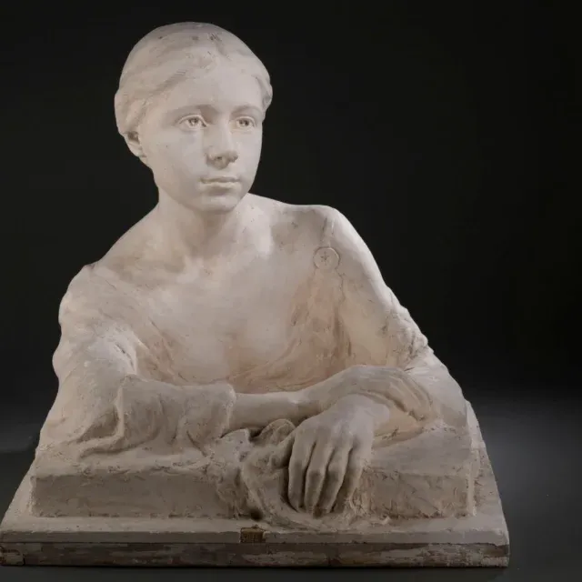 Jeune fille . Lucienne GILLET-DUVAL (1883-1962). Buste de jeune fille avec bras et mains, 1905. Plâtre. Signé deux fois «…