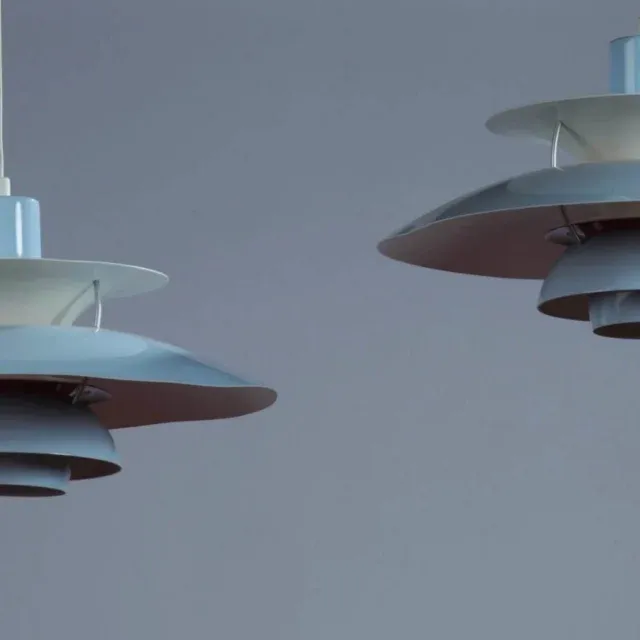 Soucoupes volantes . Poul HENNINGSEN (1894-1967) pour Louis POULSEN éditeur. « PH5 », modèle créé en 1958. Paire de suspensions lentiforme bleu…