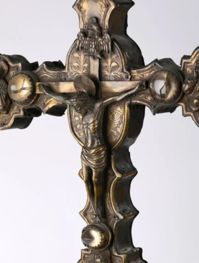 Hyalin symbole . Croix processionnelle en cuivre repoussé, gravé, ciselé et doré, cabochons de cristal de roche, figures d’applique telles…