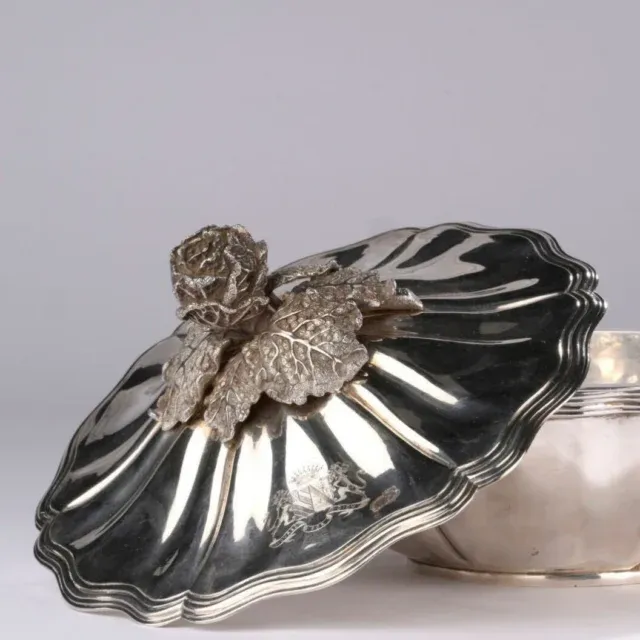 Potée d’argent 🥬 . Légumier en argent (950 °/°°), les anses à décor de branches feuillagées, fretel au chou épanoui.…