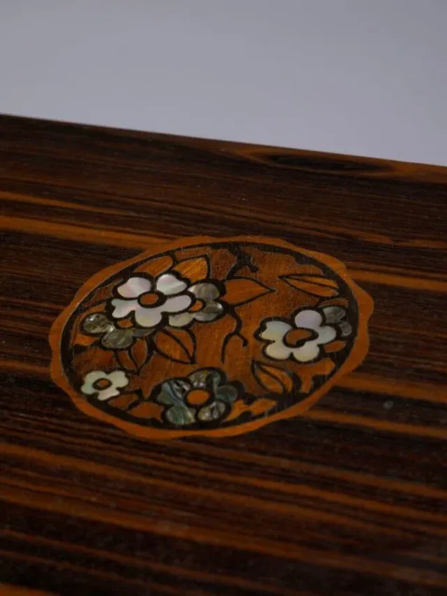 Il sème les fleurs . Louis MAJORELLE (1859-1926). Table basse à une cave traversante en placage d’ébène de Macassar à…